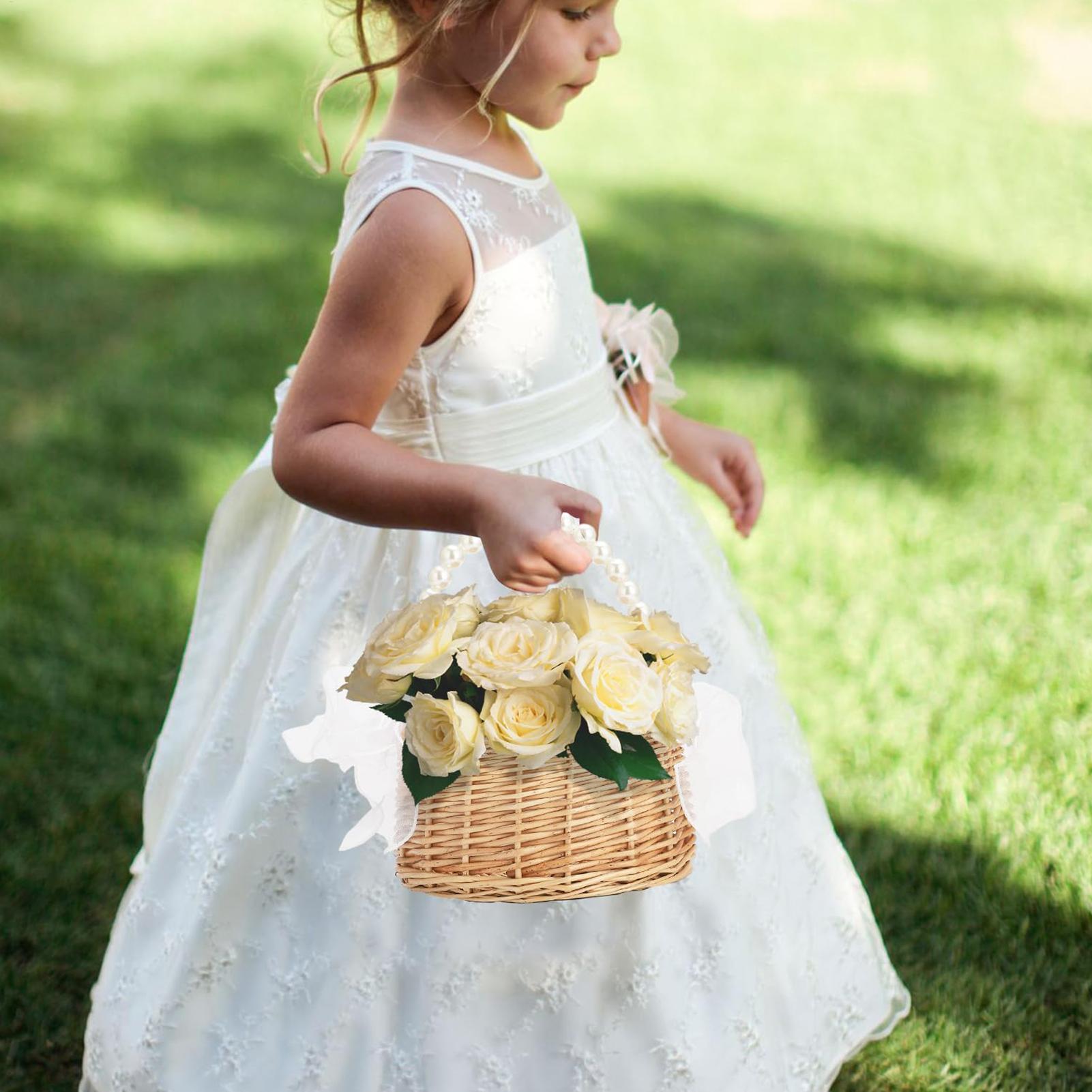 1つの籐製フラワーチャイルドバスケット、パールハンドルとリボ - Wedding Hampers のレビューと価格