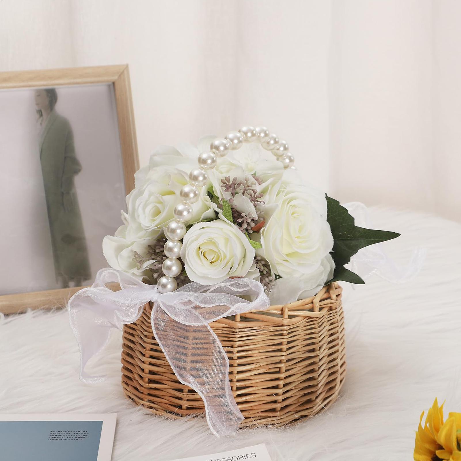 1つの籐製フラワーチャイルドバスケット、パールハンドルとリボ - Wedding Hampers のレビューと価格