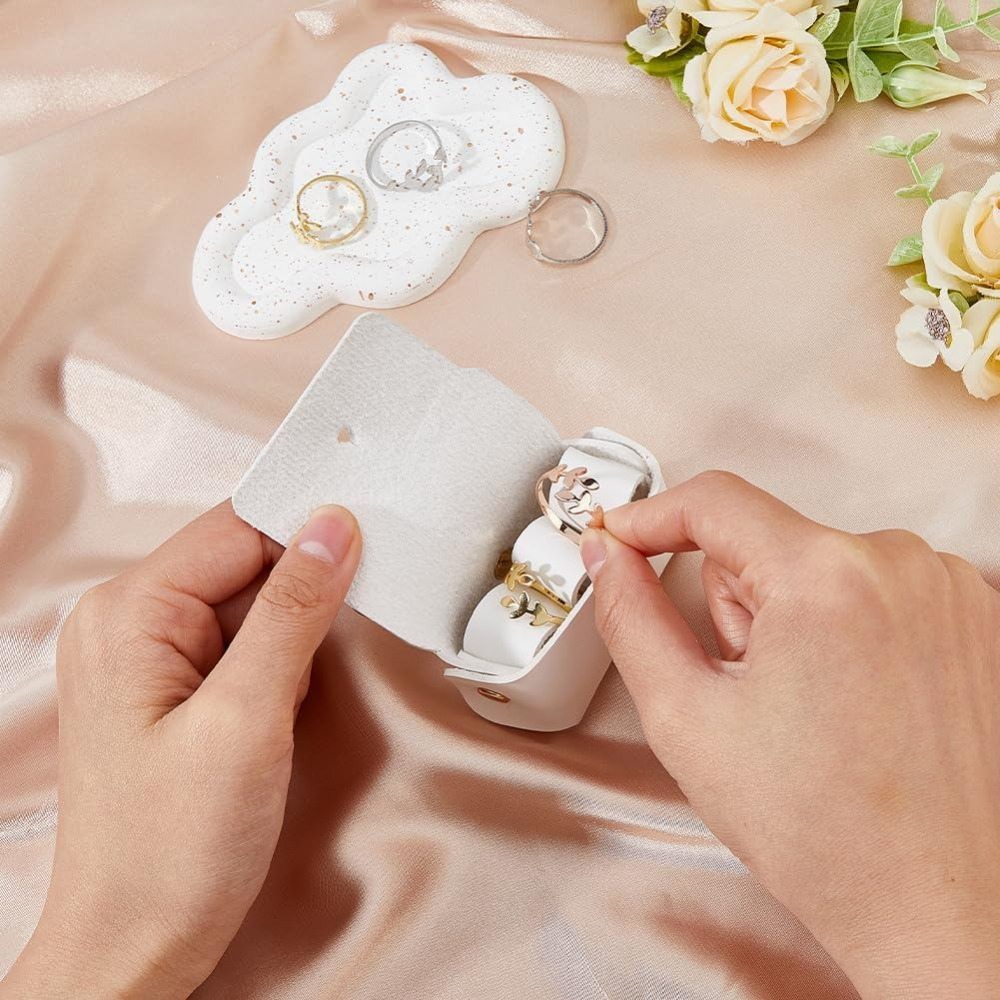 白い犬のリングベアラーホルダー、革製枕型ボックス、ペットの首 - Wedding Supply.Box のレビューと価格