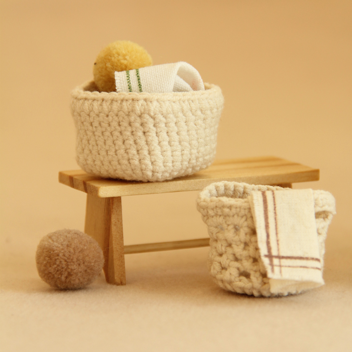 1:12スケールの手作りミニチュアかぎ針編みランドリーバスケ - Wedding Hampers のレビューと価格